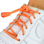 Elastische veters zonder strikken rond 3mm lock sluiting oranje geregen in witte Nike Air Force 1