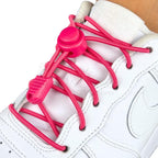 Elastische veters zonder strikken rond 3mm lock sluiting rozenrood geregen in witte Nike Air Force 1