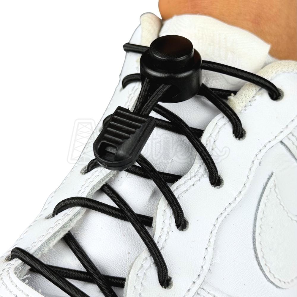 Elastische veters zonder strikken rond 3mm lock sluiting zwart geregen in witte Nike Air Force 1