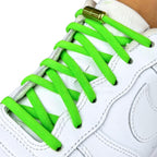 Elastische veters zonder strikken rond 5mm capsule sluiting groen geregen in witte Nike Air Force 1