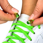 Elastische veters zonder strikken rond 5mm capsule sluiting groen detailfoto van hoe de sluiting werkt