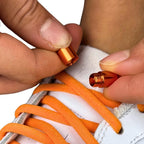 Elastische veters zonder strikken rond 5mm capsule sluiting oranje detailfoto van hoe de sluiting werkt