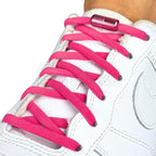 Elastische veters zonder strikken rond 5mm capsule sluiting rozenrood geregen in witte Nike Air Force 1