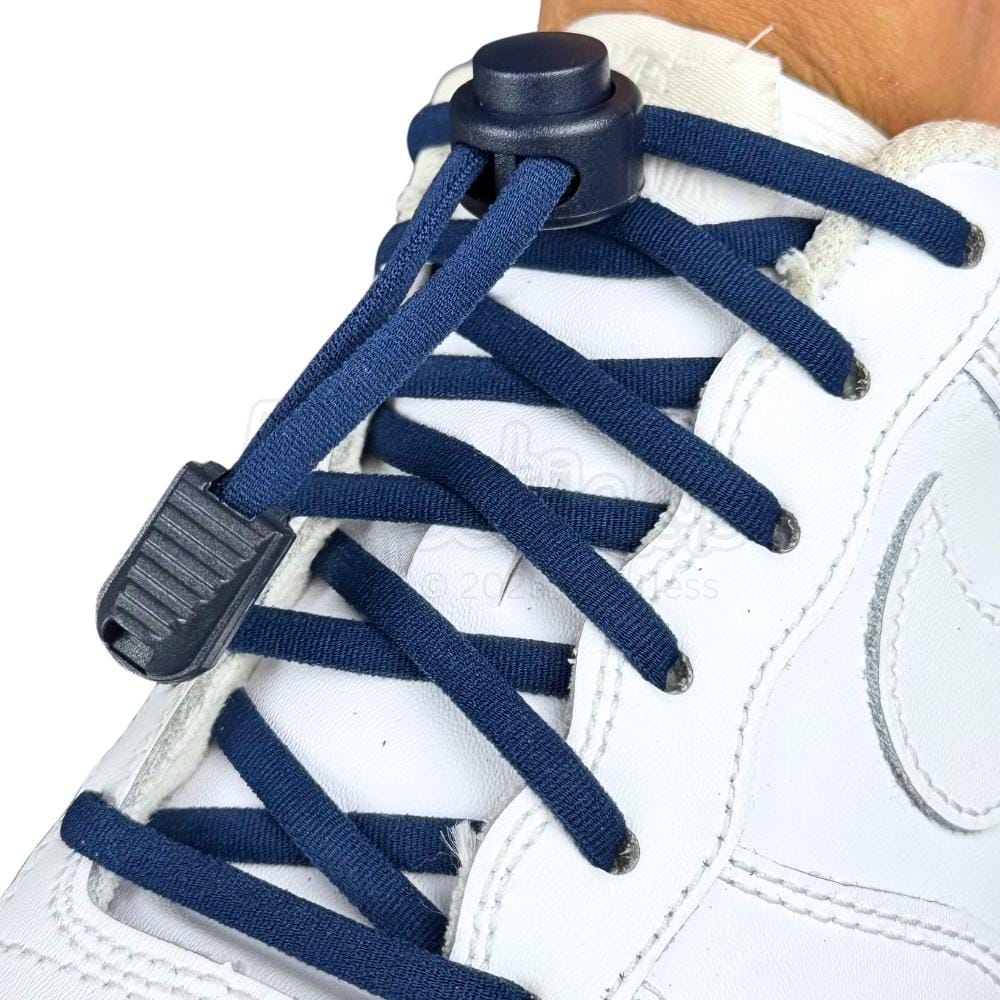 Elastische veters zonder strikken rond 5mm lock sluiting marineblauw geregen in witte Nike Air Force 1