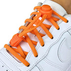 Elastische veters zonder strikken rond 5mm lock sluiting oranje geregen in witte Nike Air Force 1