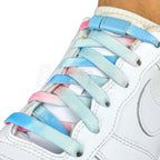 Elastische veters zonder strikken tie-dye 9mm magnetische sluiting blauw roze geregen in witte Nike Air Force 1