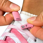 Elastische veters zonder strikken tie-dye 9mm magnetische sluiting roze detailfoto van hoe de sluiting werkt