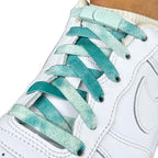 Elastische veters zonder strikken tie-dye 9mm magnetische sluiting turqoise geregen in witte Nike Air Force 1