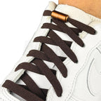 Elastische veters zonder strikken vintage 8mm capsule sluiting donkerbruin geregen in witte Nike Air Force 1