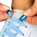 Elastische veters zonder strikken vintage 8mm capsule sluiting lichtblauw detailfoto van hoe de sluiting werkt