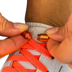 Elastische veters zonder strikken vintage 8mm capsule sluiting oranje detailfoto van hoe de sluiting werkt