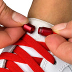 Elastische veters zonder strikken vintage 8mm capsule sluiting rood detailfoto van hoe de sluiting werkt