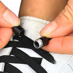 Elastische veters zonder strikken vintage 8mm capsule sluiting zwart detailfoto van hoe de sluiting werkt