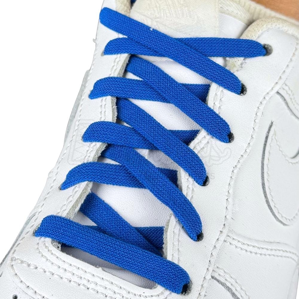 Elastische veters zonder strikken vintage 8mm onzichtbare clipjes blauw geregen in witte Nike Air Force 1