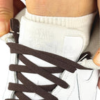 Elastische veters zonder strikken vintage 8mm onzichtbare clipjes donkerbruin detailfoto van hoe de sluiting werkt