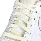Elastische veters zonder strikken vintage 8mm onzichtbare clipjes gebrokenwit geregen in witte Nike Air Force 1
