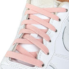 Elastische veters zonder strikken vintage 8mm onzichtbare clipjes roze geregen in witte Nike Air Force 1
