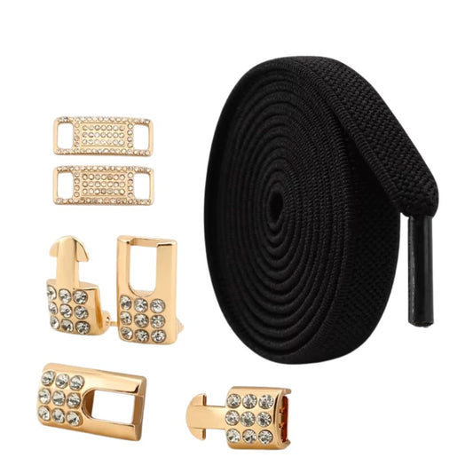 Zwarte platte elastische veters van 9 mm met gouden charm en strass haak als sluiting, voor een strakke en veelzijdige stijl.