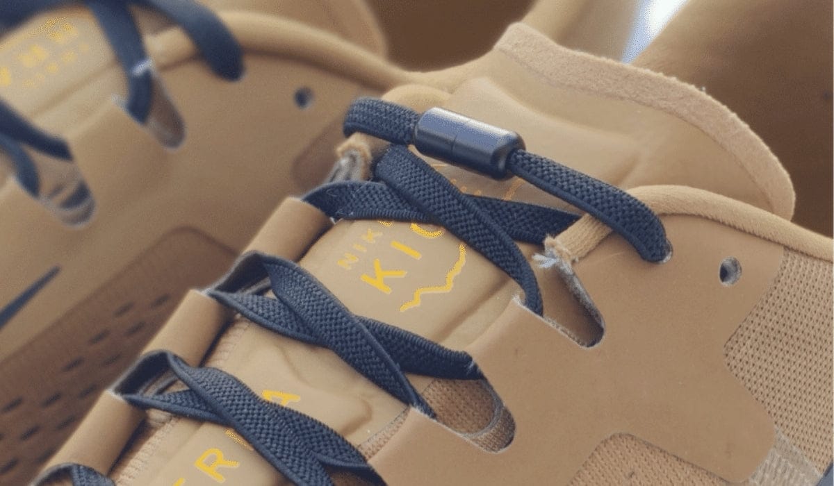 zwarte elastische veters in hardloopschoen