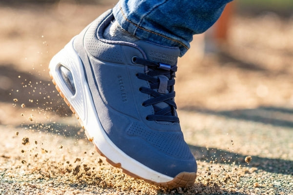 Elastische veters op kinderschoen die aan het rennen is in blauwe sneaker voor kinderen