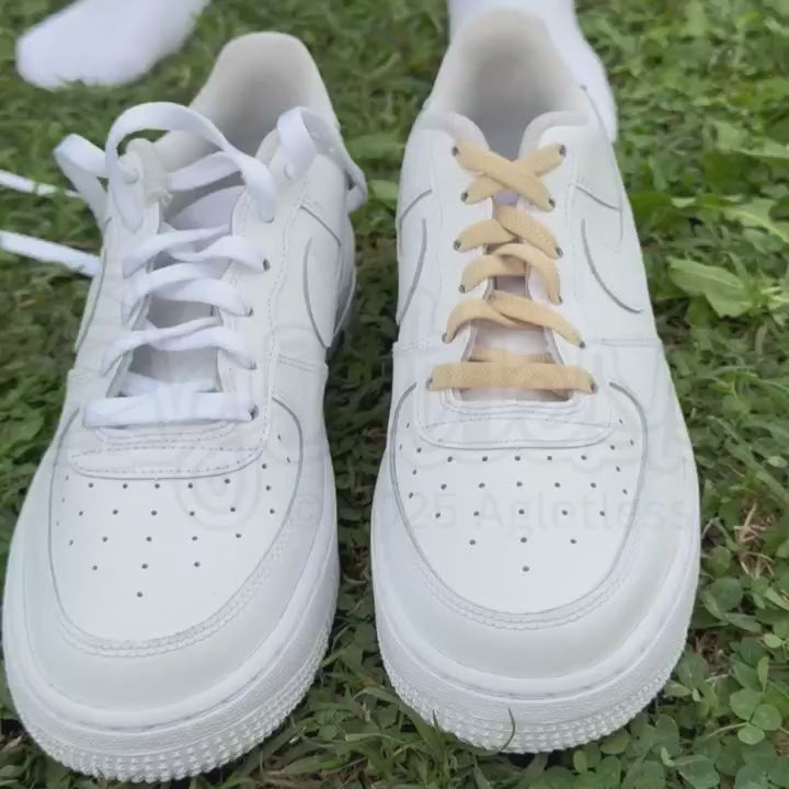Filmpje van hoe je instapt in witte nike air force 1 met normale veters versus hoe je instapt in nike air force 1 met elastische veters plat 8 mm clipjes beige