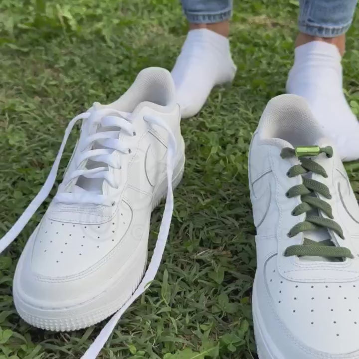 Filmpje van hoe je instapt in witte nike air force 1 met normale veters versus hoe je instapt in nike air force 1 met elastische veters plat 8 mm capsule mosgroen