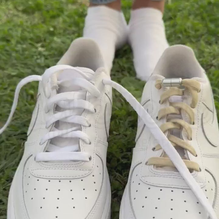 Filmpje van hoe je instapt in witte nike air force 1 met normale veters versus hoe je instapt in nike air force 1 met elastische veters vintage 8 mm capsule beige