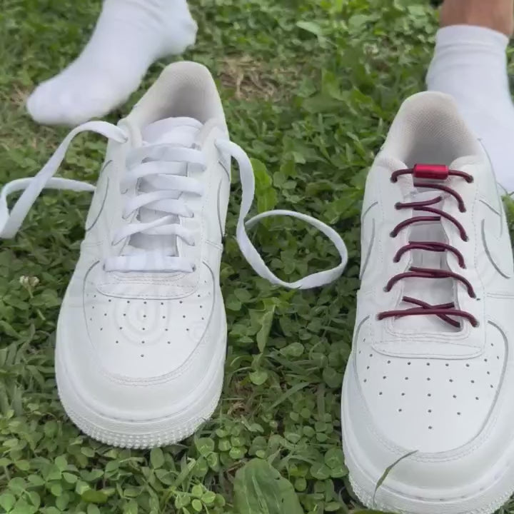 Filmpje van hoe je instapt in witte nike air force 1 met normale veters versus hoe je instapt in nike air force 1 met elastische veters rond 3 mm capsule wijnrood