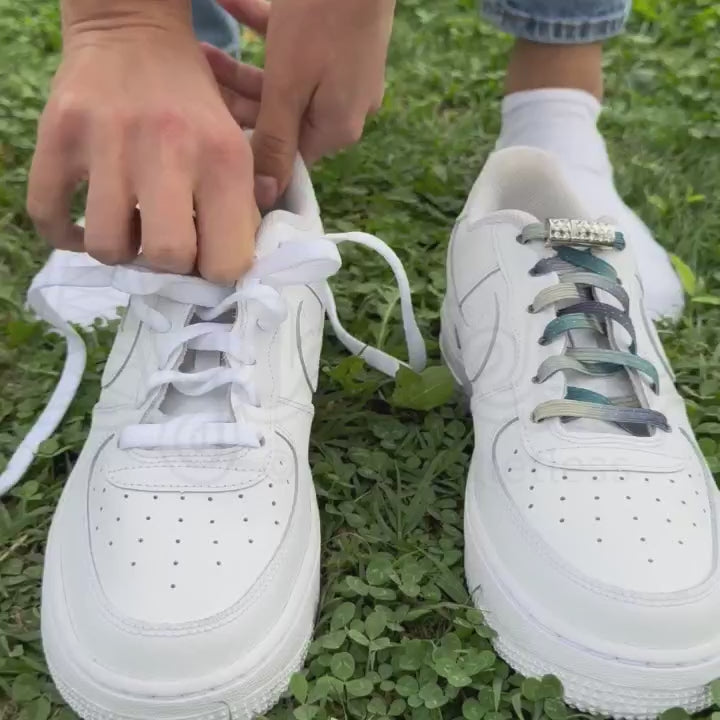 Filmpje van hoe je instapt in witte nike air force 1 met normale veters versus hoe je instapt in nike air force 1 met elastische veters glitter 6 mm bling magneet stars