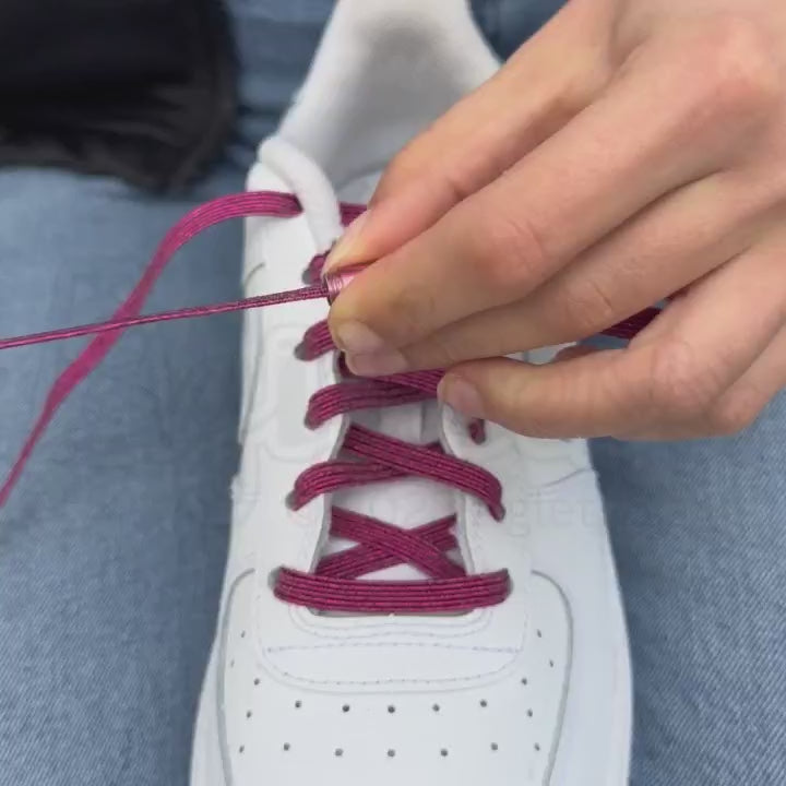 Video-instructie waarin te zien is hoe glitter elastische veters van 6 mm fuchsia met een capsule-sluiting worden bevestigd